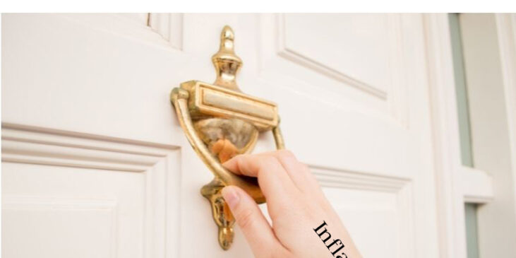 A hand is banging a door knocker and on the hand is written "inflation"